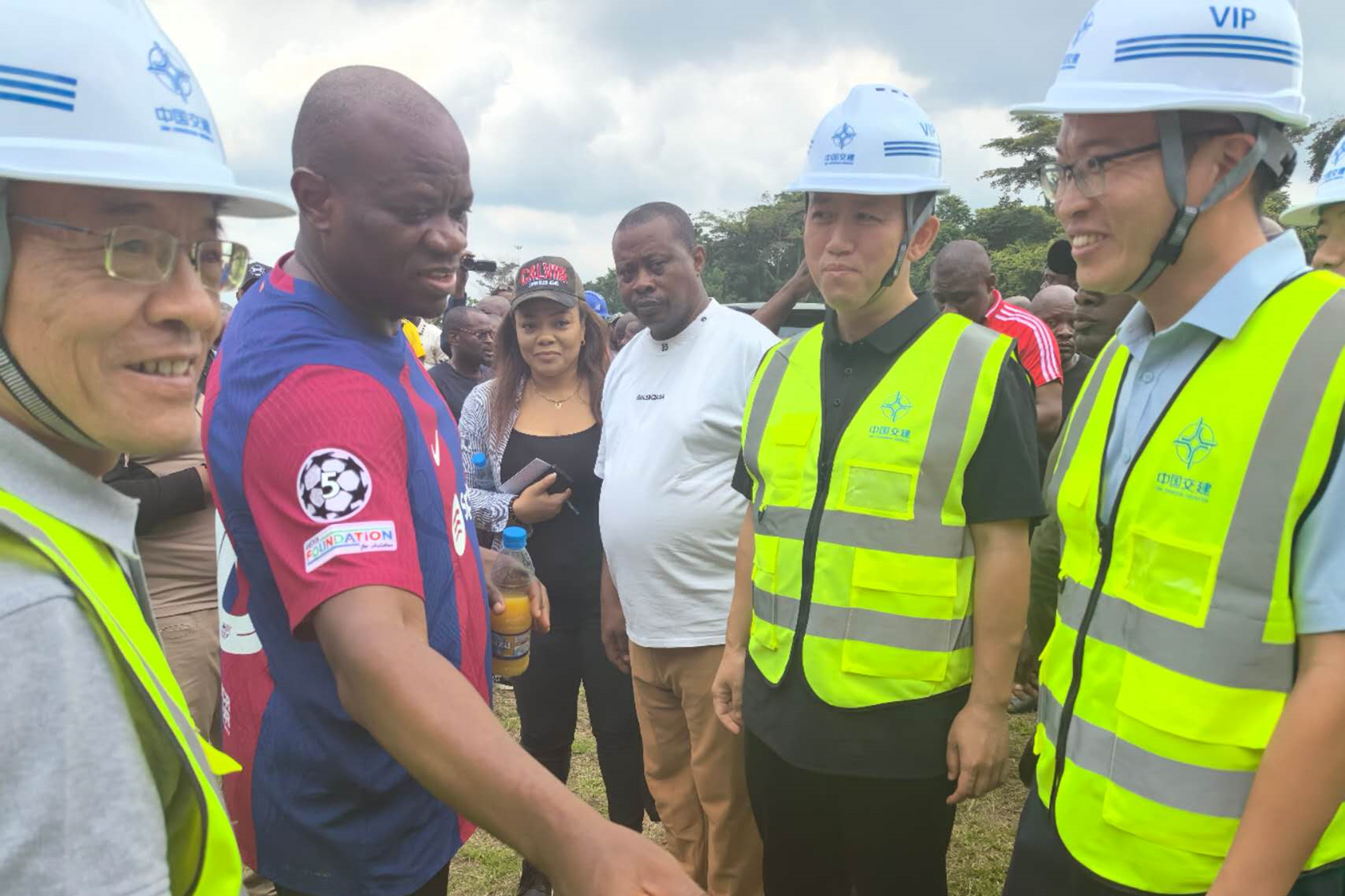 加蓬总统布里斯·克洛泰尔·奥利吉·恩圭马在建设项目视察。韩靖坤 摄