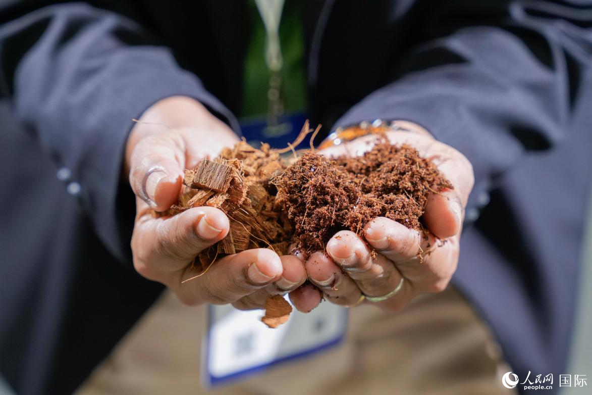 一名展商展示栽培用基质。人民网 塔里克·易卜拉欣摄