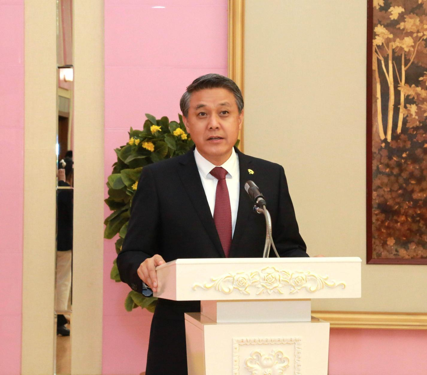 图为中国驻朝鲜大使王亚军在宴会上致辞。中国驻朝鲜使馆供图