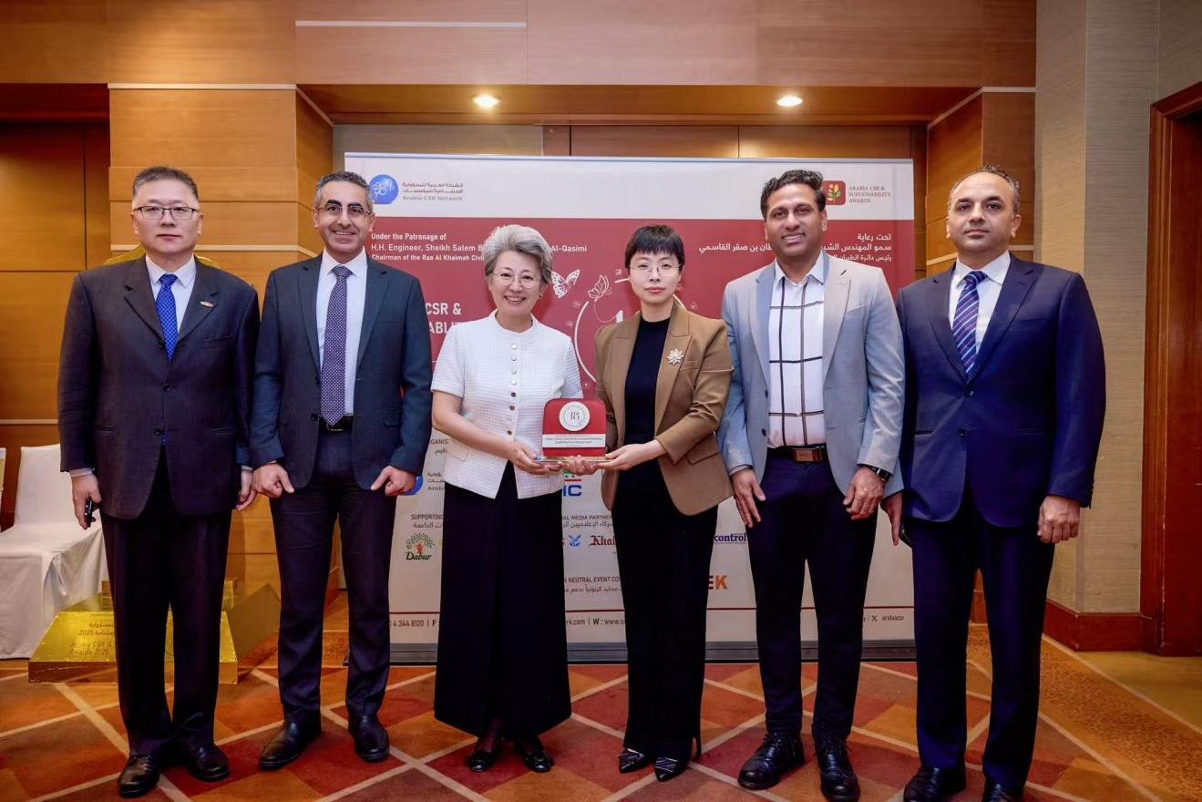中国驻迪拜总领事欧渤芊（左三）参加典礼。中建中东供图