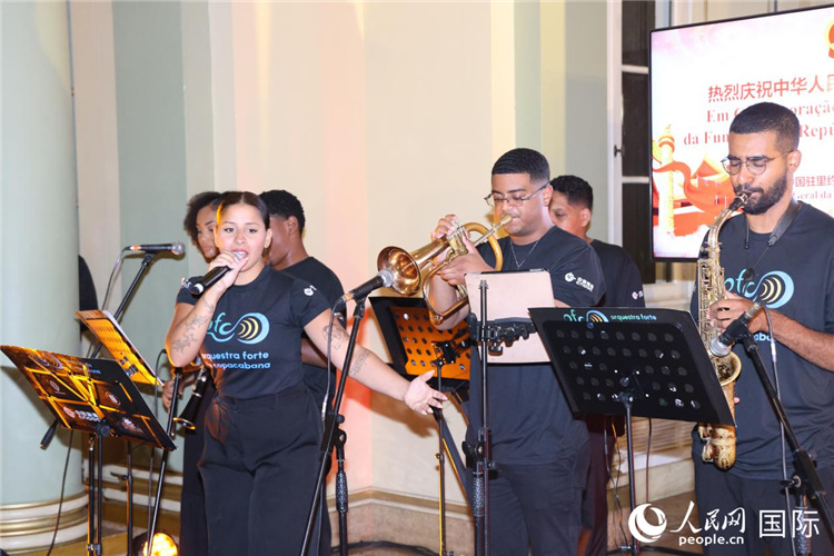科帕卡巴纳要塞管弦乐团成员演唱中文歌曲。人民网记者 时元皓摄