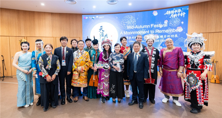 世博会各国家馆代表身穿中国民族服饰共庆中秋节。中国驻大阪旅游办事处供图