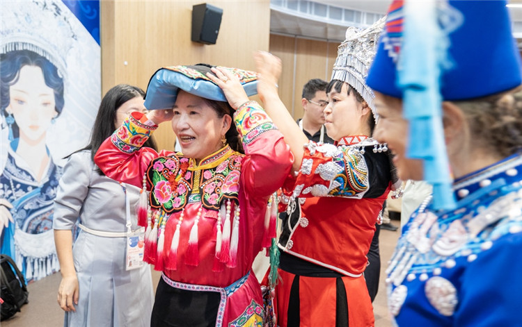 日本世博协会国际局永野光女士试穿民族服装。中国驻大阪旅游办事处供图