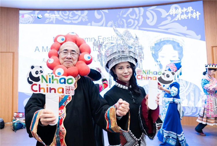 大阪观光局沟畑宏理事长体验民族服装。中国驻大阪旅游办事处供图