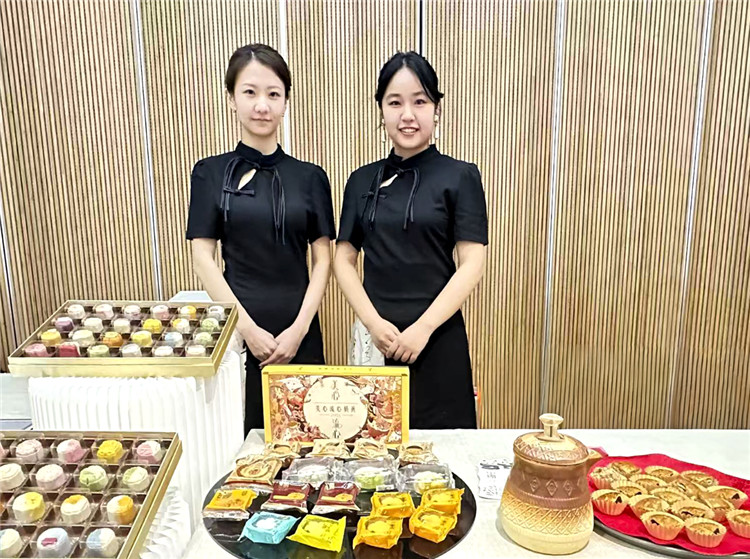 现场提供了各式各样的中国月饼。中国驻大阪旅游办事处供图