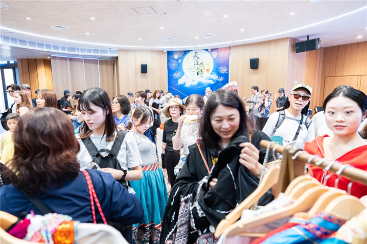 民族服饰体验区人气火爆。中国驻大阪旅游办事处供图