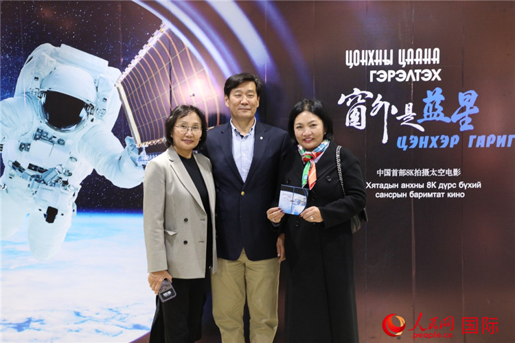 图为现场观众在电影海报前合影。人民网记者 张朋辉摄