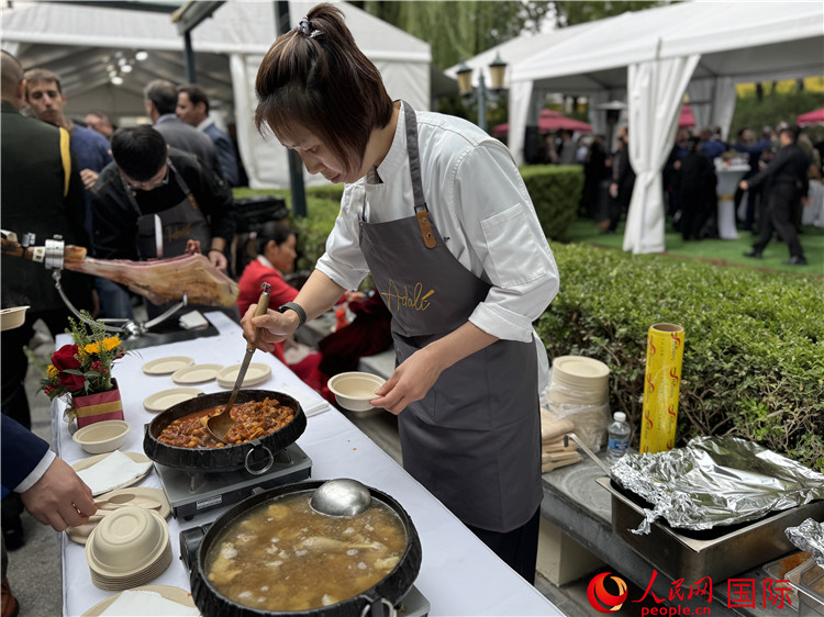 活动现场的西班牙特色美食。人民网记者 赵健摄