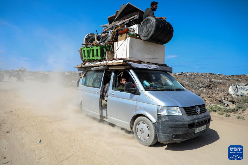 10月11日，加沙地带南部的巴勒斯坦人经由以军指定通道萨拉赫丁公路返回北方。新华社发（里泽克·阿卜杜勒贾瓦德 摄）