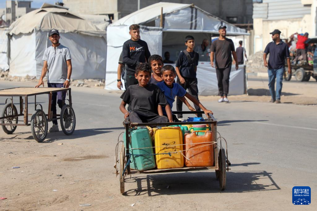 10月11日，加沙地带南部的巴勒斯坦人经由以军指定通道萨拉赫丁公路返回北方。新华社发（里泽克·阿卜杜勒贾瓦德 摄）