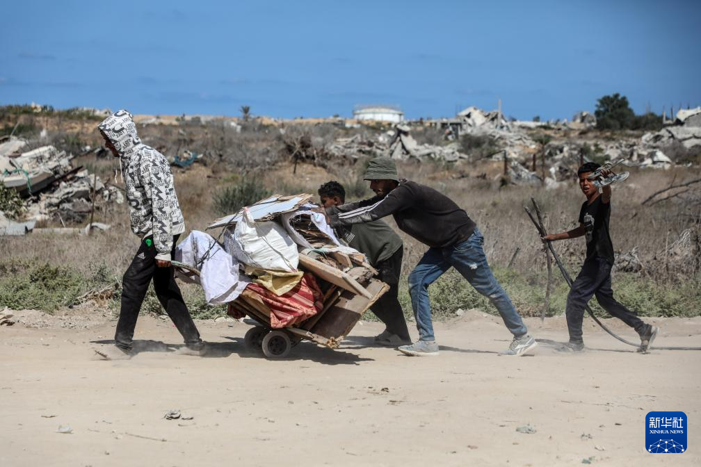 10月11日，加沙地带南部的巴勒斯坦人经由以军指定通道萨拉赫丁公路返回北方。新华社发（里泽克·阿卜杜勒贾瓦德 摄）