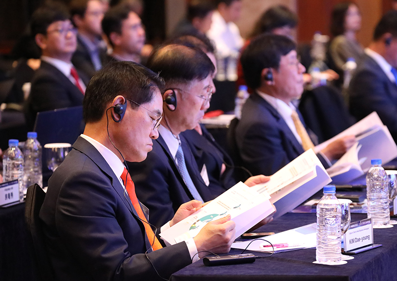 与会嘉宾阅读民调报告   人民日报记者万宇摄