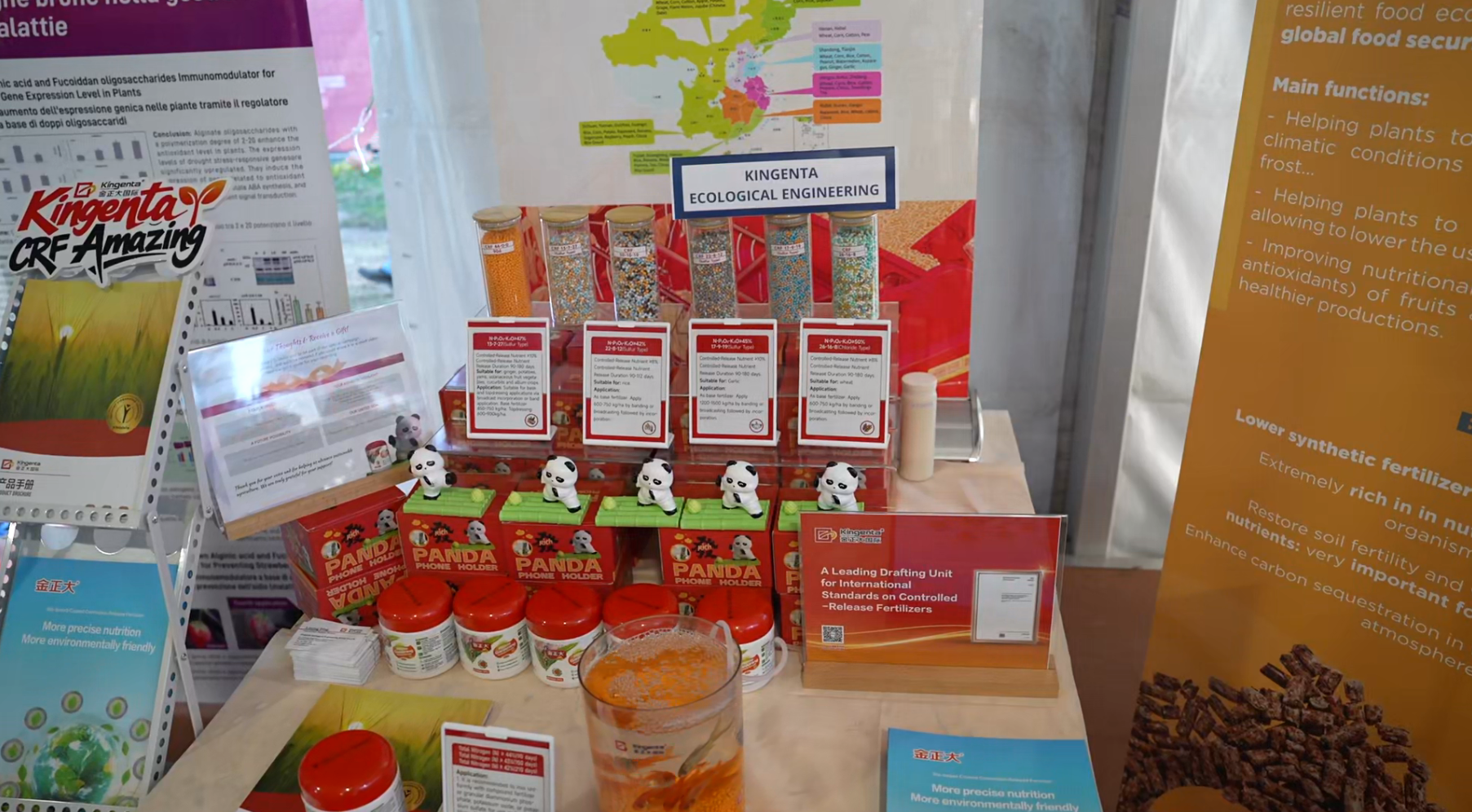 展台现场。联合国粮农组织总干事屈冬玉视察展台。 主办方供图