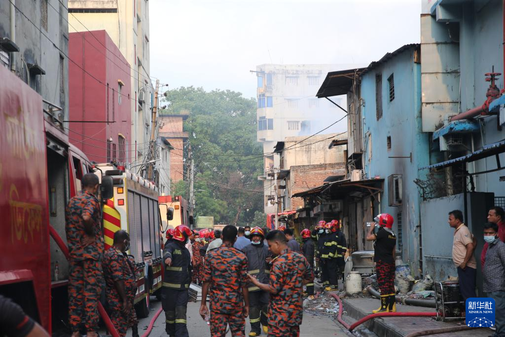 10月14日，在孟加拉国首都达卡，消防人员在火灾现场救援。新华社发（哈比卜·拉赫曼摄）