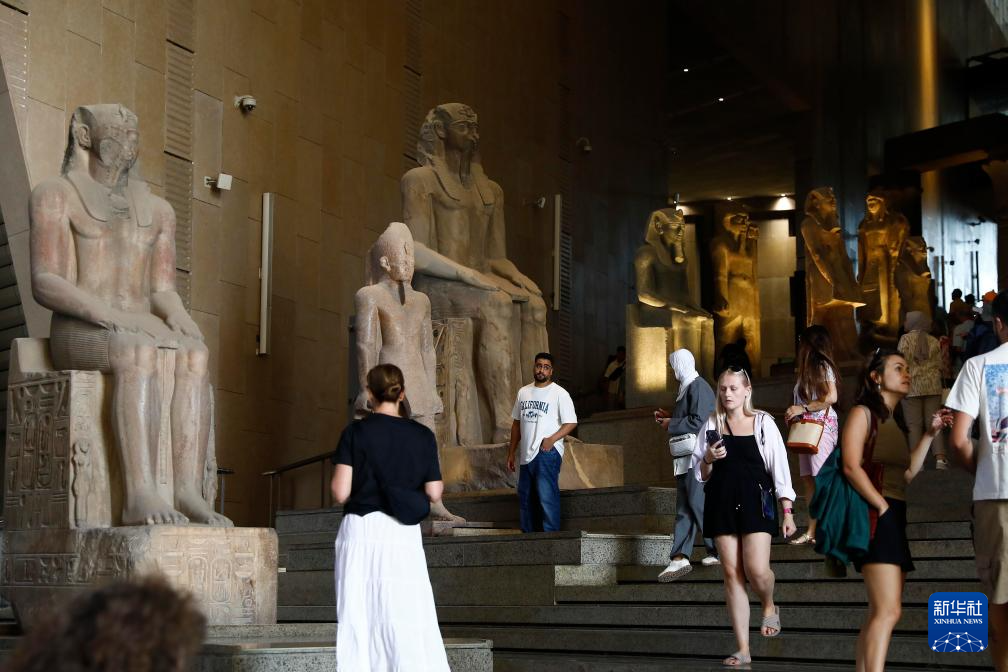 10月14日，游客在位于埃及吉萨省的大埃及博物馆参观。新华社发（艾哈迈德·戈马摄）