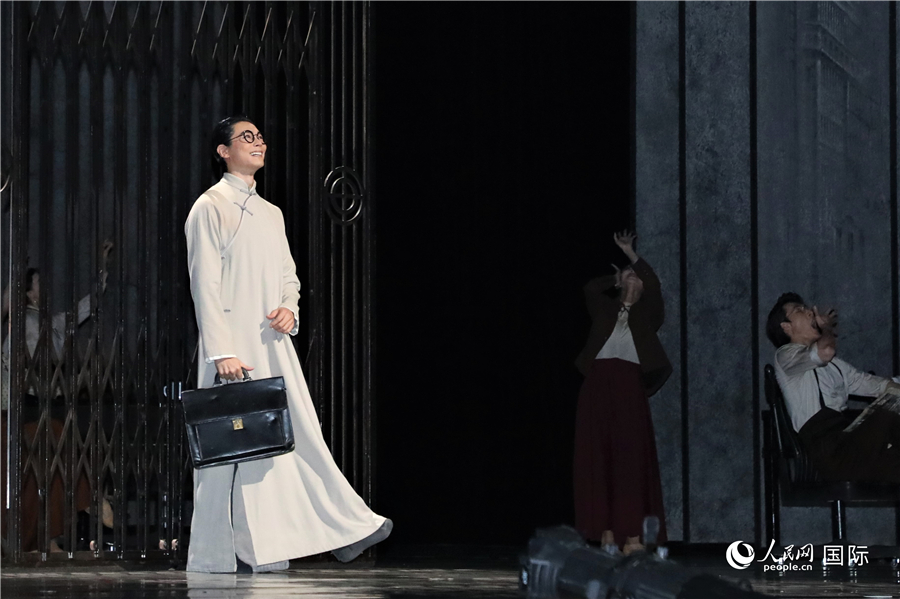 图为青年舞蹈家王佳俊饰演的主人公李侠。人民网记者 刘融摄