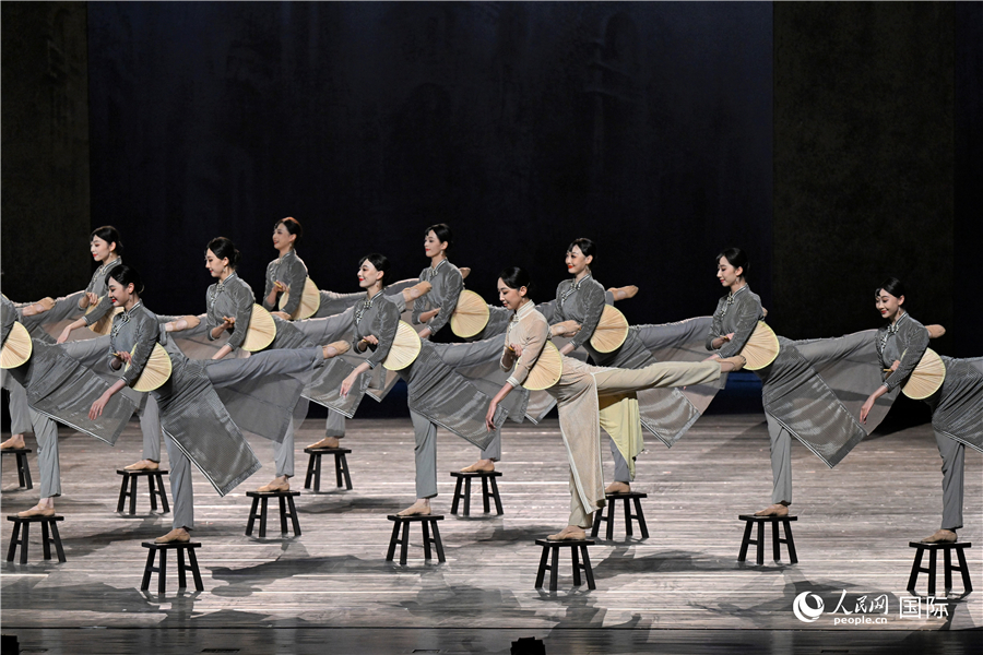 图为《渔光曲》经典舞段。台下朝鲜观众为舞剧精美编排和高超舞技鼓掌喝彩。人民网记者 刘融摄