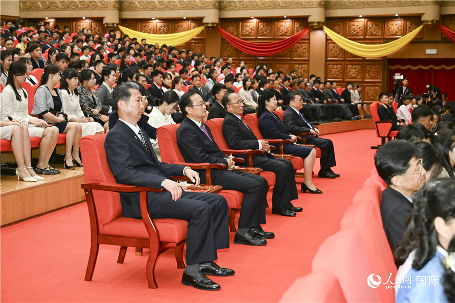 10月9日，朝鲜劳动党中央委员会政治局候补委员、宣传鼓动部部长朱昌日，副部长金正顺和朝鲜文化相承正奎等出席观看中国上海艺术团首场演出。人民网记者 刘融摄