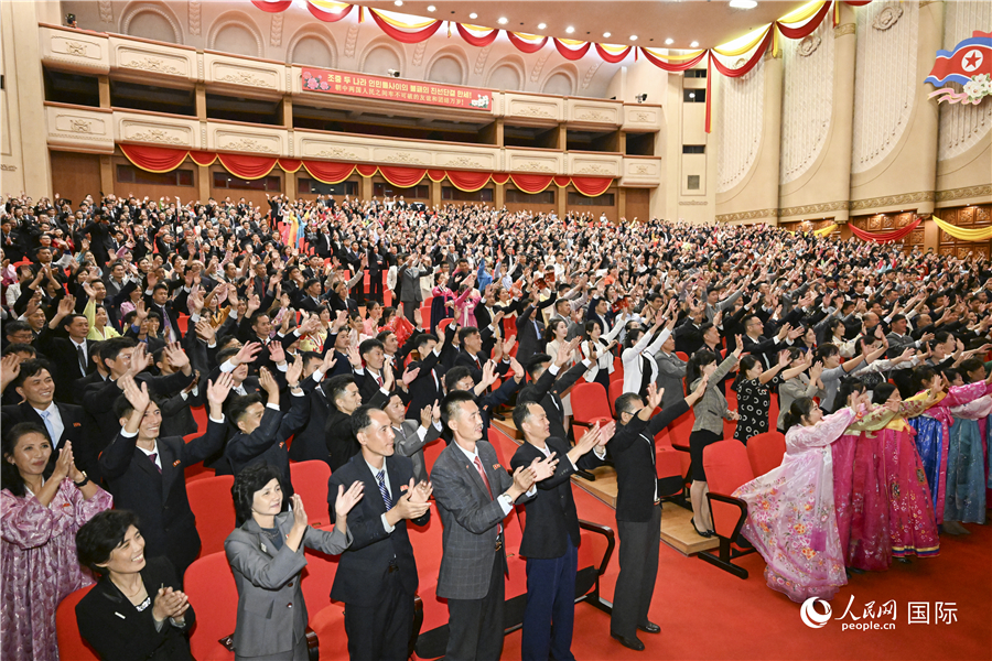演出结束时，男女主演、青年舞蹈家朱洁静和王佳俊以及全体舞蹈演员先后三次谢幕，现场掌声、欢呼声经久不息，持续了16分钟之久。人民网记者 刘融摄