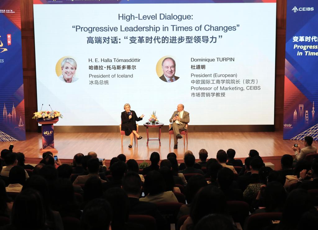 17日,正在上海访问的冰岛总统托马斯多蒂尔在上海中欧国际工商学院出席谈话活动。新华社记者 高峰 摄