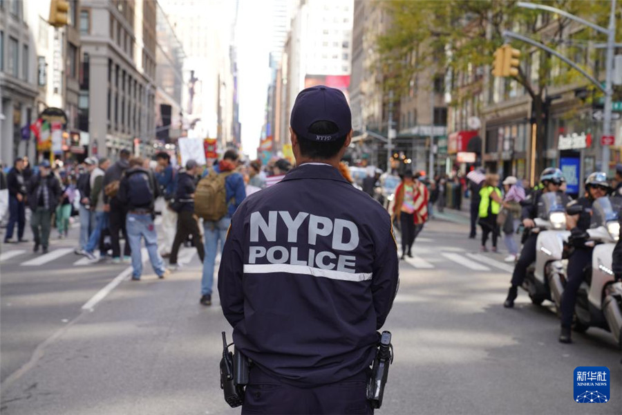 10月18日，在美国纽约，警察在示威游行活动现场执勤。新华社记者 张凤国 摄