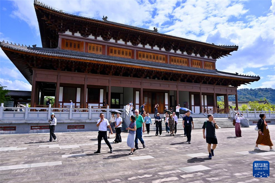 10月19日，中外学者与嘉宾在福建省南平市建阳区考亭书院参观考察。新华社记者 姜克红 摄