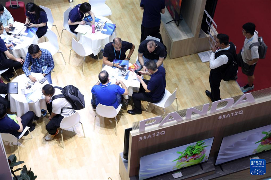 10月15日，客商在第138届广交会上洽谈。新华社记者 卢汉欣 摄