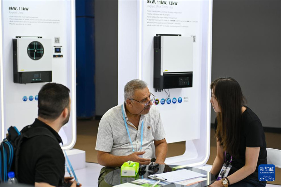 10月19日，客商与展商在第138届广交会展馆日月元科技（深圳）有限公司展台交谈。新华社记者 肖恩楠 摄