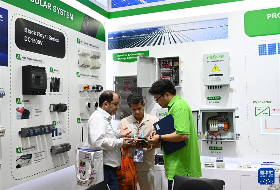 10月19日，客商与展商在第138届广交会展馆内交谈。新华社记者 肖恩楠 摄