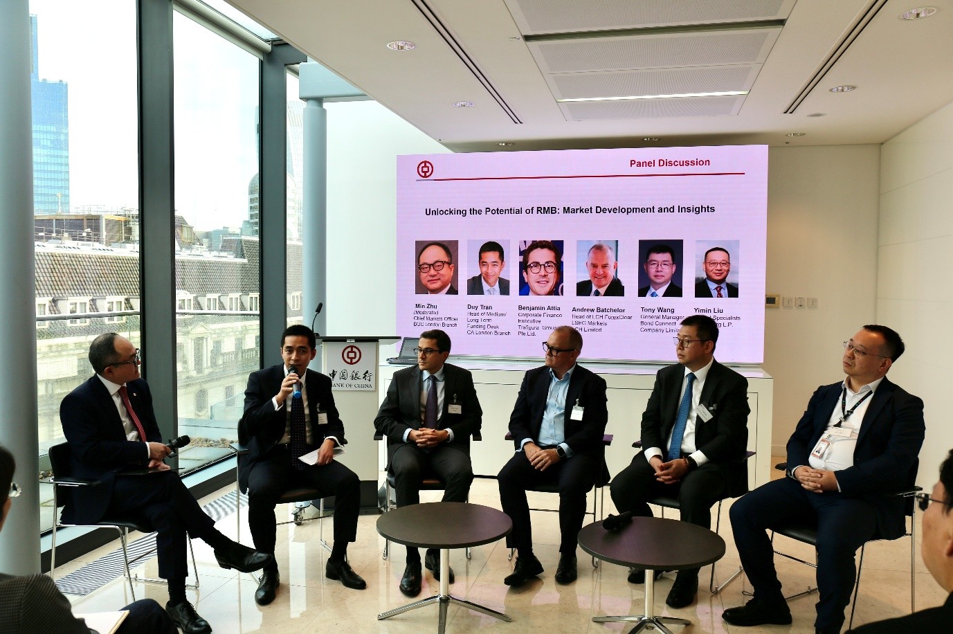 与会嘉宾围绕人民币国际化进程与跨境金融合作展开热烈讨论。主办方供图