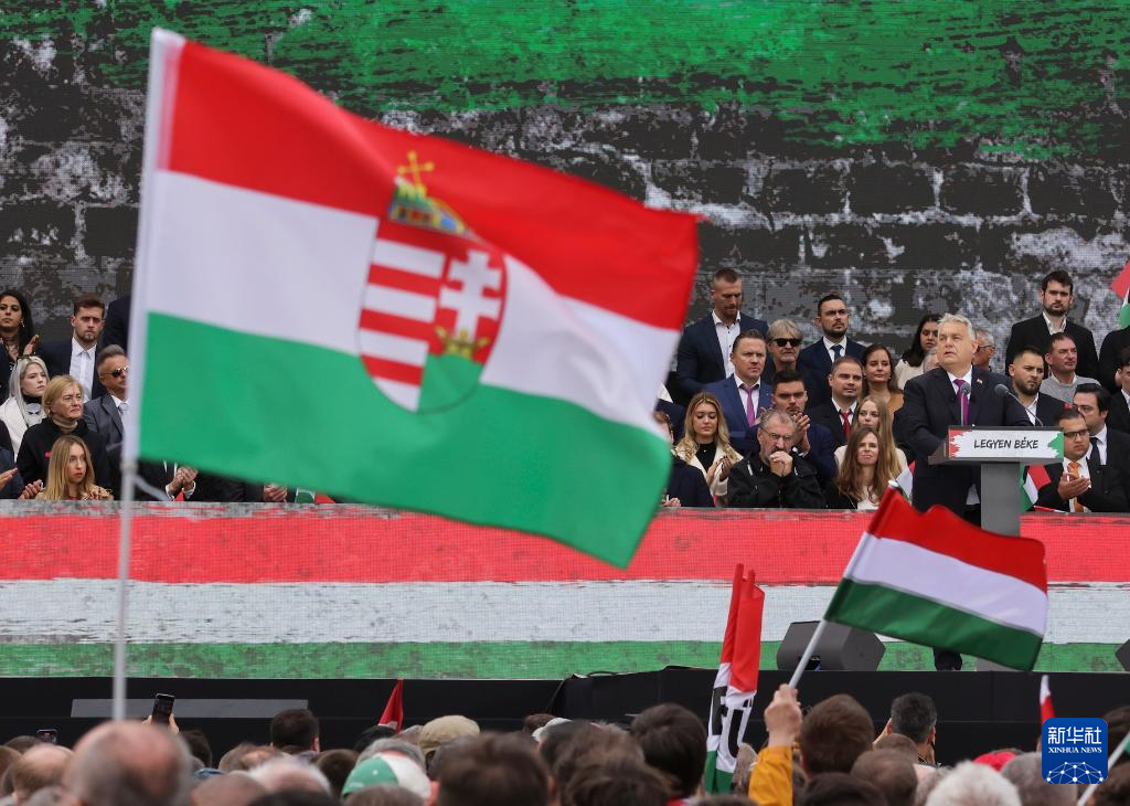 10月23日，匈牙利总理欧尔班（前右）在首都布达佩斯举行的一场集会上讲话。新华社发（弗尔季·奥蒂洛摄）