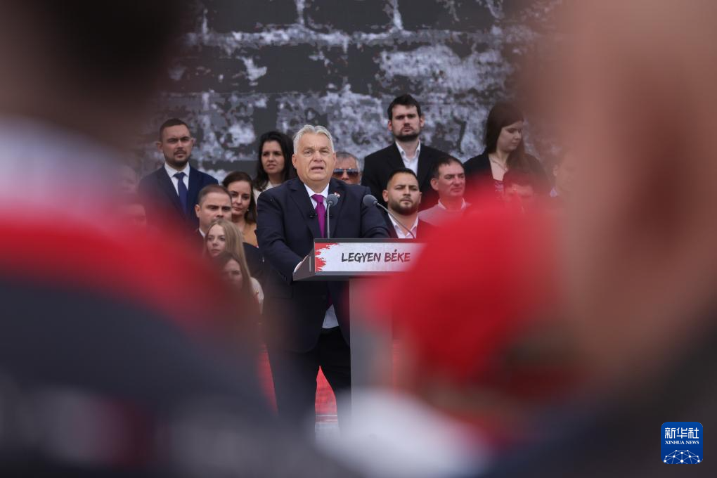 10月23日，匈牙利总理欧尔班在首都布达佩斯举行的一场集会上讲话。新华社发（弗尔季·奥蒂洛摄）