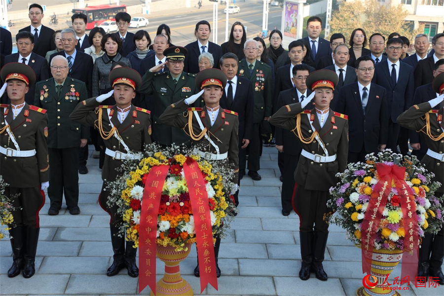 当地时间25日上午，中朝双方在朝鲜平壤中朝友谊塔举行纪念中国人民志愿军抗美援朝出国作战75周年敬献花篮仪式。人民网记者 刘融摄