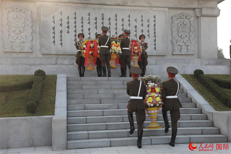 当地时间25日上午，中朝双方在朝鲜平壤中朝友谊塔举行纪念中国人民志愿军抗美援朝出国作战75周年敬献花篮仪式。人民网记者 刘融摄
