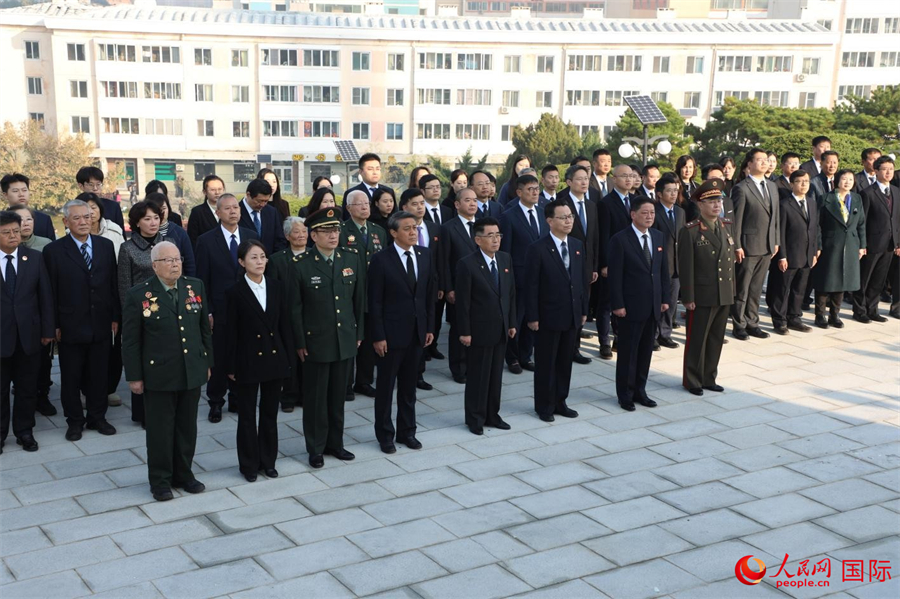 中国驻朝鲜大使王亚军率使馆外交官及在朝各界中方人士代表，正在朝鲜访问的抗美援朝老战士、烈士亲属和中央国家机关干部祭扫代表团，朝鲜劳动党中央政治局候补委员、国际部部长金成男及朝鲜党政军相关部门负责人、各界代表等共同参谒中朝友谊塔。人民网记者 刘融摄