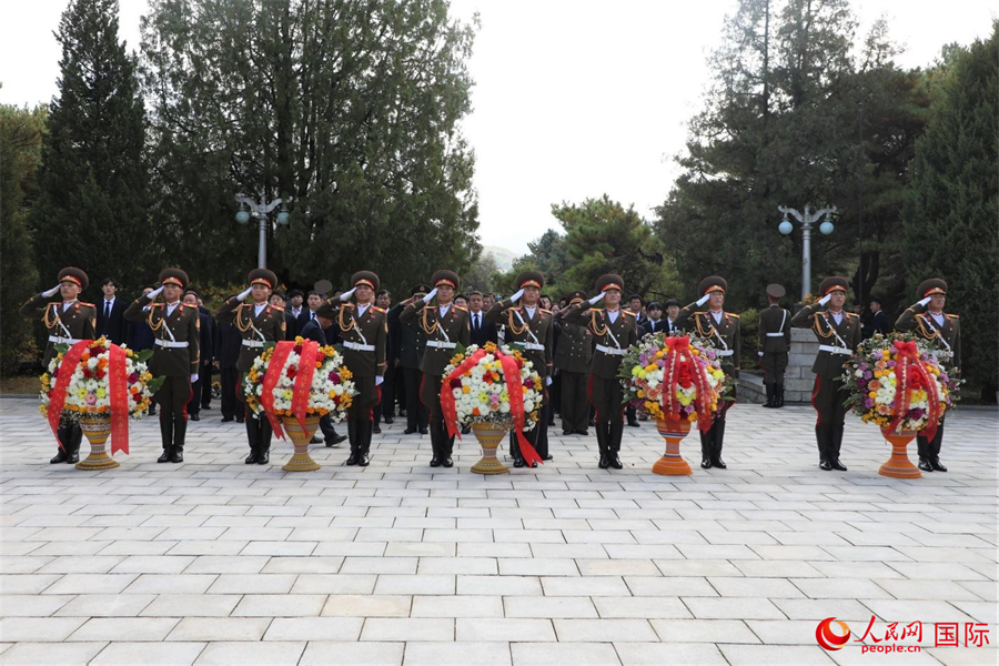 当地时间25日上午11时，王亚军大使率中方人员前往平安南道桧仓郡中国人民志愿军烈士陵园，同朝方一道举行祭扫仪式。人民网记者 刘融摄