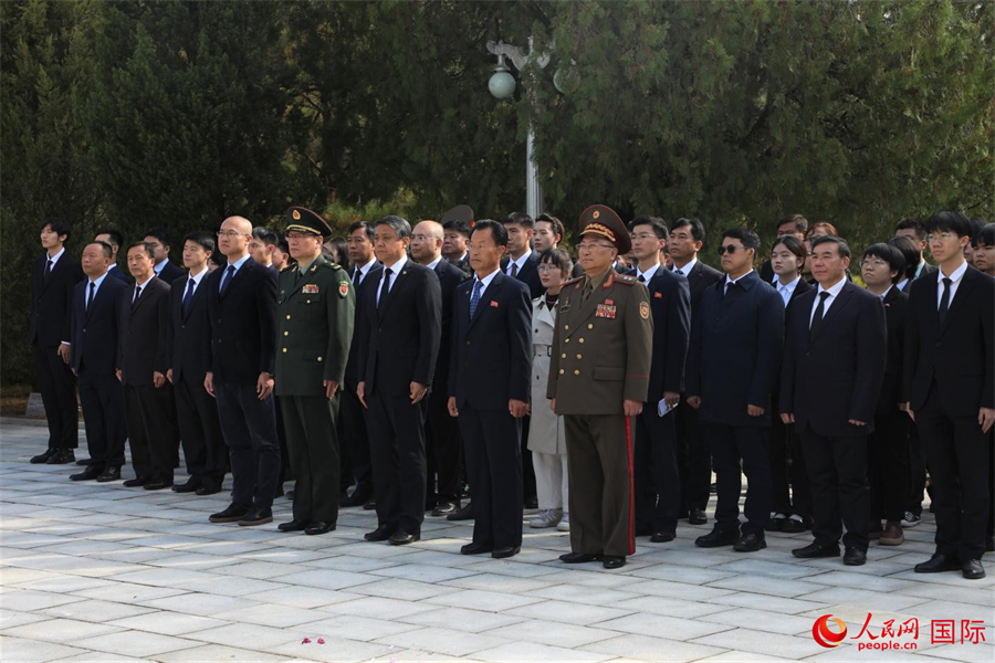 当地时间25日上午11时，王亚军大使率中方人员前往平安南道桧仓郡中国人民志愿军烈士陵园，同朝方一道举行祭扫仪式。人民网记者 刘融摄