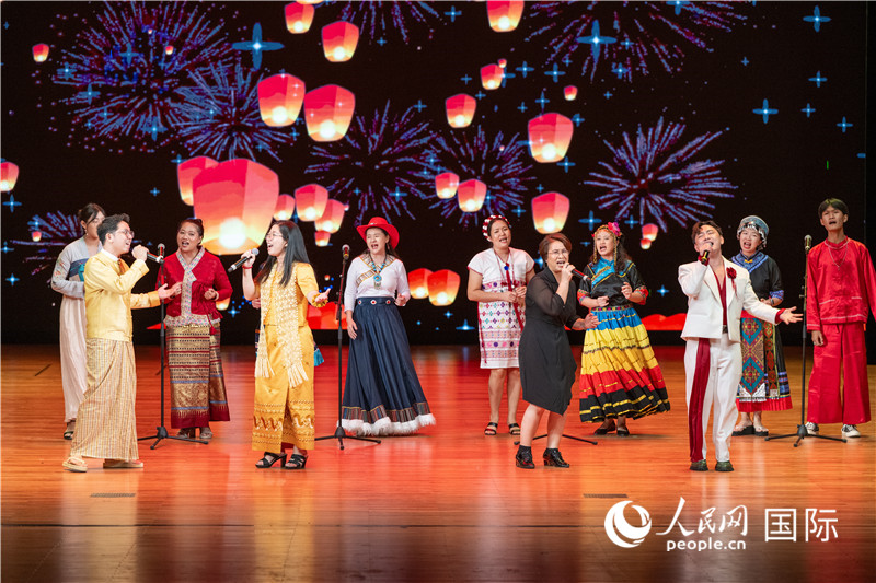 当地参赛选手们在颁奖典礼上展演中文歌曲。人民网记者 谢佳君摄