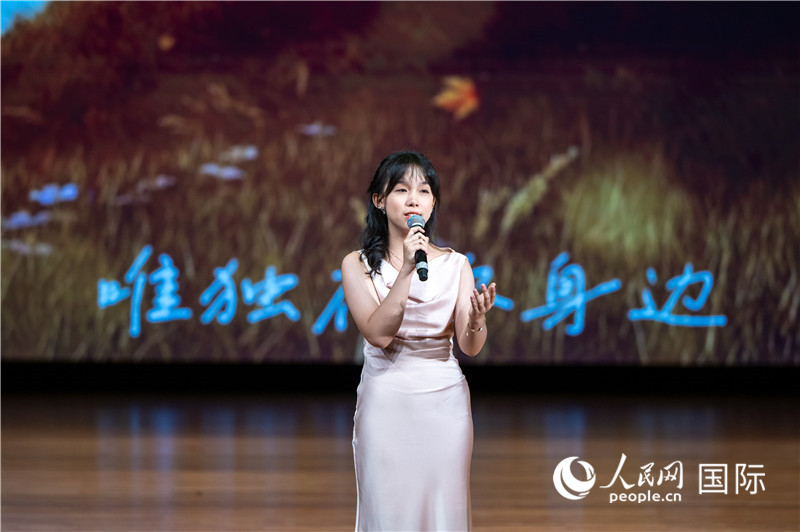 当地参赛选手在颁奖典礼上演唱中文歌曲。人民网记者 谢佳君摄