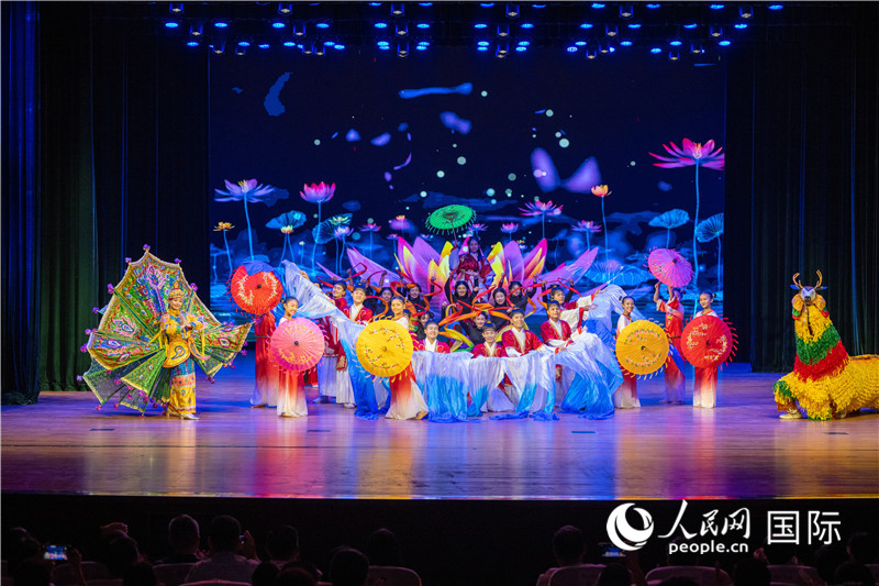 当地舞者在颁奖典礼上表演中缅融合舞蹈。人民网记者 谢佳君摄