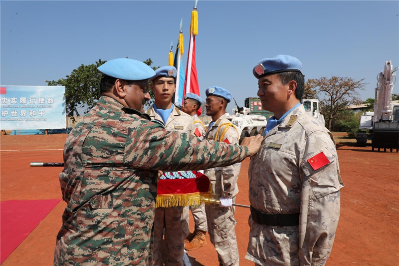 联南苏团部队总司令莫汉·苏布拉马尼安中将为中国维和官兵授勋。维和部队供图
