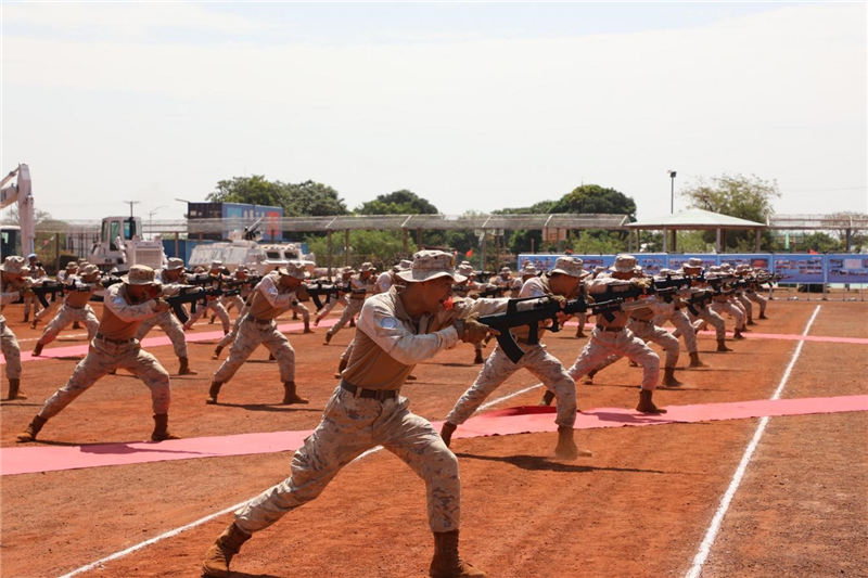 中国维和官兵进行刺杀操科目演示。维和部队供图