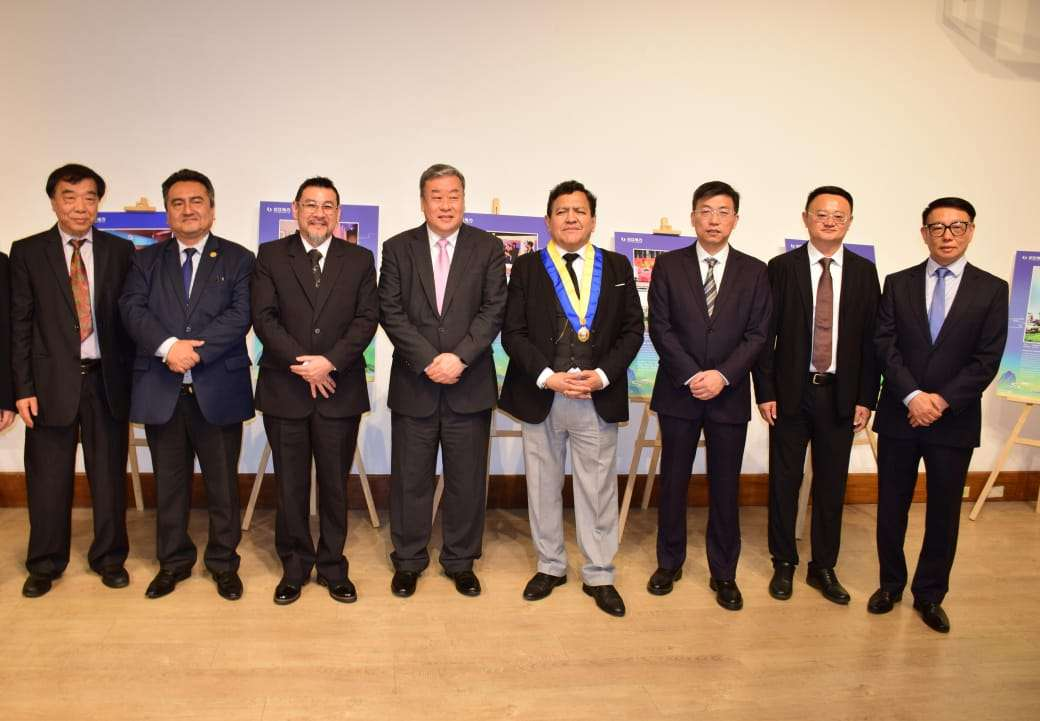 中国驻秘鲁大使宋扬（左四）等嘉宾在首届“中国文化在秘鲁”摄影比赛颁奖典礼上合影。主办方供图