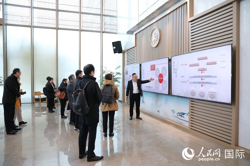 访华团在北京中日创新合作示范区参观。人民网记者 贾文婷摄