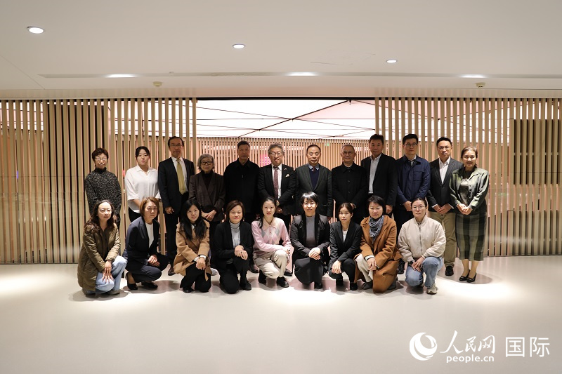 中日双方嘉宾在中国建筑设计研究院进行交流座谈后合影。人民网记者 贾文婷摄