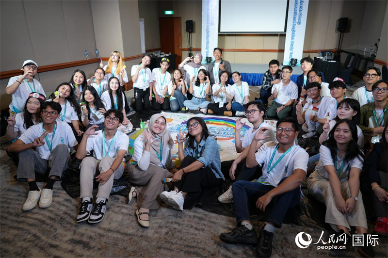 海外青少年物流研学营学员在画布上手绘友谊之画。人民网记者 简承渊摄