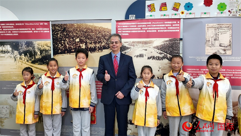 希腊驻华大使卡尔佩里斯与小讲解员们合影留念。人民网 殷韬摄