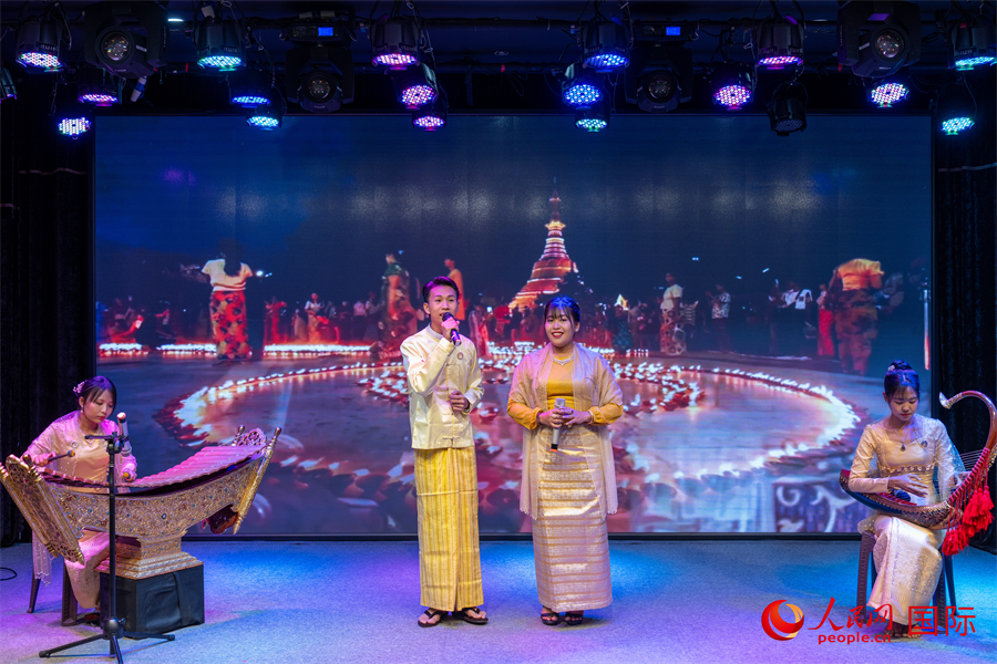 缅甸艺术家在活动现场演唱传统歌曲。人民网记者 谢佳君摄