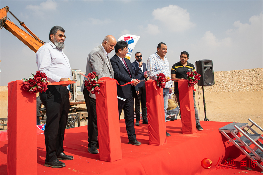 出席开工仪式的嘉宾共同剪裁。人民网记者 薛丹摄