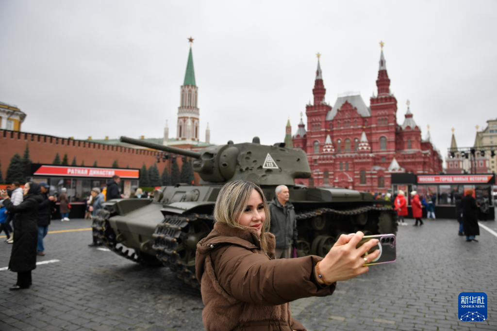 11月7日，在俄罗斯首都莫斯科，人们在以纪念1941年苏联红场阅兵式为主题的露天展览上拍照。新华社发（亚历山大摄）